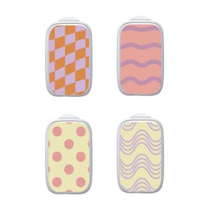 Puede incluir: Cuatro parches adhesivos rectangulares con esquinas redondeadas. El superior izquierdo tiene un patr&oacute;n de cuadros naranja y morado claro. El superior derecho tiene ondas horizontales rosas y moradas. El inferior izquierdo tiene puntos rosas sobre amarillo. El inferior derecho tiene l&iacute;neas onduladas moradas sobre amarillo.