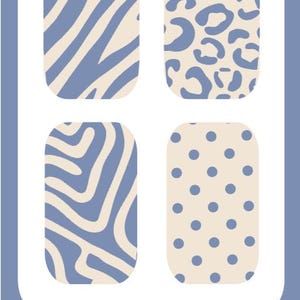 K&ouml;nnte beinhalten: Ein Set aus vier rechteckigen Klebepflastern mit blau-cremefarbenen Mustern, darunter Zebrastreifen, Leopardenflecken, abstrakte Linien und Punkte. Der Text SWEETLY BOLD DIABETES ist in Schwarz am unteren Rand des wei&szlig;en rechteckigen Rahmens gedruckt.