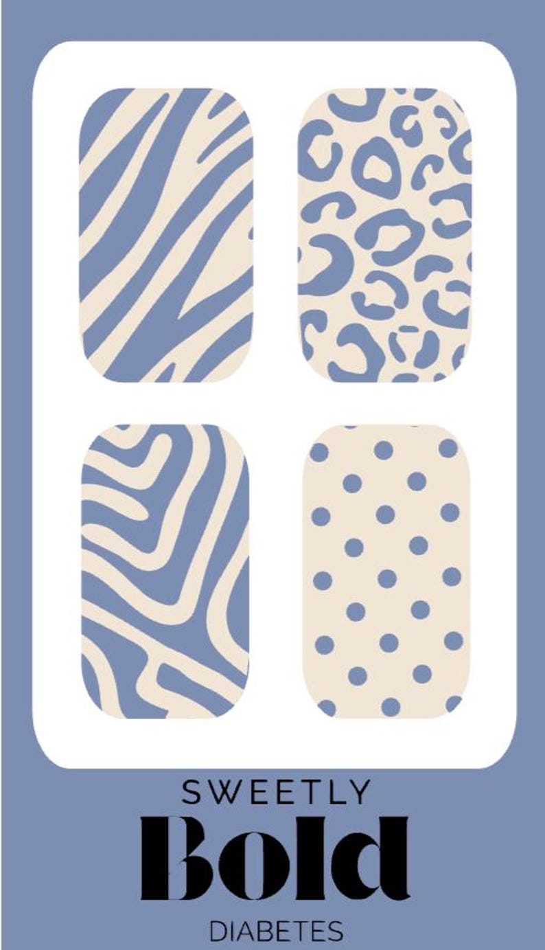 K&ouml;nnte beinhalten: Ein Set aus vier rechteckigen Klebepflastern mit blau-cremefarbenen Mustern, darunter Zebrastreifen, Leopardenflecken, abstrakte Linien und Punkte. Der Text SWEETLY BOLD DIABETES ist in Schwarz am unteren Rand des wei&szlig;en rechteckigen Rahmens gedruckt.