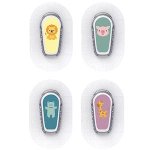 Pode incluir: Quatro capas para dispositivos médicos com desenhos de animais: um leão, um porco, um urso e uma girafa. Cada capa tem uma cor diferente, com um verso adesivo branco. As capas são projetadas para proteger dispositivos médicos.