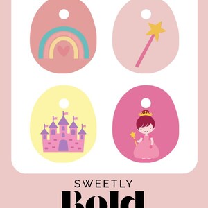 Puede incluir: Cuatro etiquetas de regalo de colores pastel con ilustraciones. Las etiquetas presentan un arco&iacute;ris, una varita m&aacute;gica, un castillo y una princesa. El texto "Sweetly Bold Diabetes" est&aacute; en la parte inferior en negrita.
