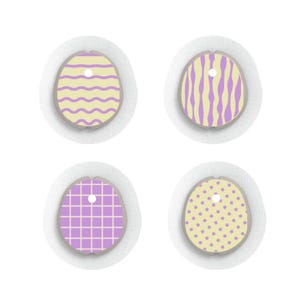 Peut inclure: Quatre décorations en forme d'œuf de Pâques avec différents motifs. Chaque œuf a un fond beige clair et un bord gris. Les motifs comprennent des lignes ondulées, des rayures verticales, une grille et des pois, le tout dans des tons violets.