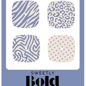Op de afbeelding: Afbeelding met vier vierkante ontwerpen met verschillende patronen: zebra strepen, luipaardvlekken, golvende lijnen en stippen. De ontwerpen zijn in lichtblauw en gebroken wit. De tekst "SWEETLY BOLD DIABETES" staat onderaan.