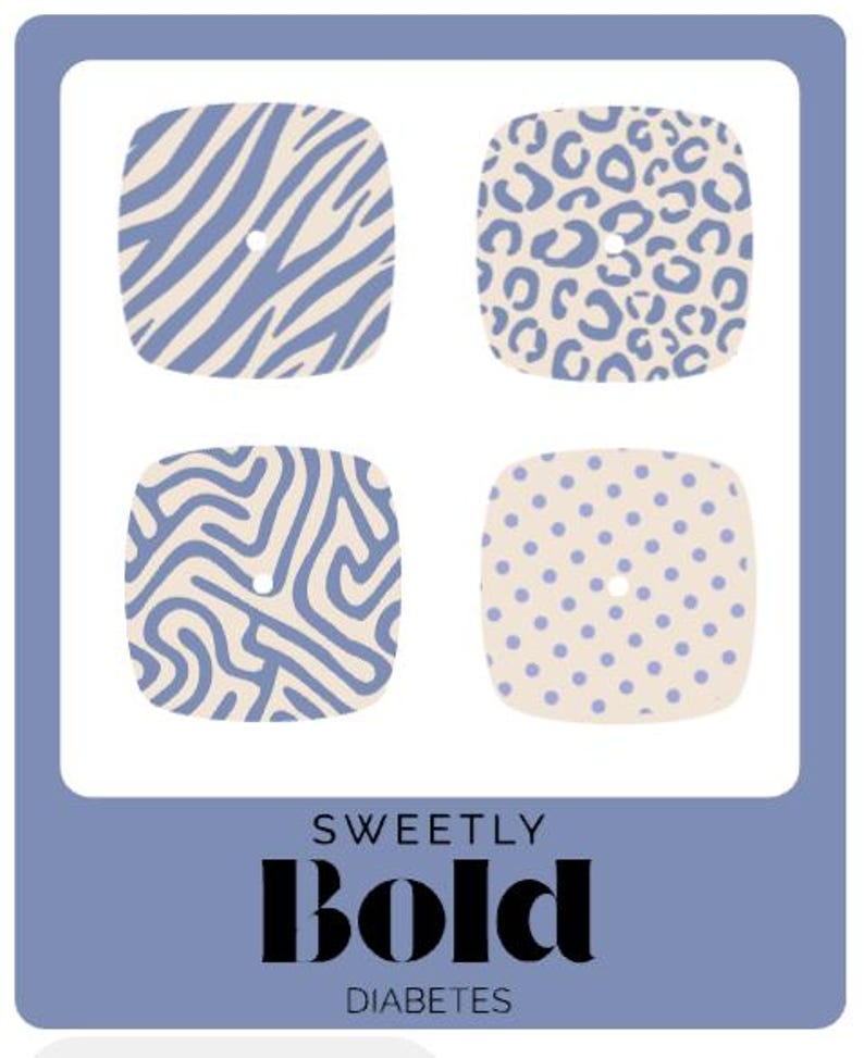Op de afbeelding: Afbeelding met vier vierkante ontwerpen met verschillende patronen: zebra strepen, luipaardvlekken, golvende lijnen en stippen. De ontwerpen zijn in lichtblauw en gebroken wit. De tekst "SWEETLY BOLD DIABETES" staat onderaan.