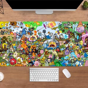 Puede incluir: Alfombrilla de escritorio rectangular con un diseño de dibujos animados colorido. La alfombrilla presenta un collage de personajes de dibujos animados en un entorno caprichoso. Diseñada para teclado y ratón.