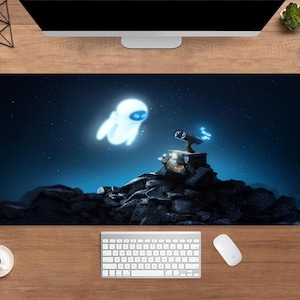 Puede incluir: Alfombrilla de ratón rectangular con una escena de la película de animación Wall-E. El diseño muestra a los personajes Wall-E y Eva contra un cielo estrellado. La alfombrilla es negra con una superficie lisa, adecuada para uso informático.