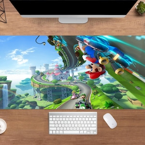 Op de afbeelding: Een rechthoekige muismat met een levendige illustratie van een Mario Kart racescène. Het ontwerp toont personages die racen op een kleurrijke baan met een kasteel en watervallen op de achtergrond. De mat is ontworpen om de game-ervaring te verbeteren.