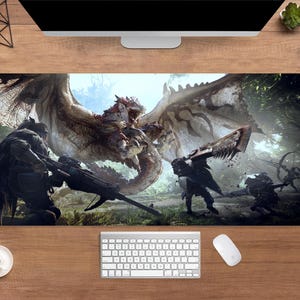Può includere: Tappetino per mouse da gioco rettangolare con un'illustrazione dettagliata di un drago che combatte contro guerrieri in un ambiente forestale. L'opera d'arte include un grande drago alato e figure con armi. Progettato per l'uso del computer.