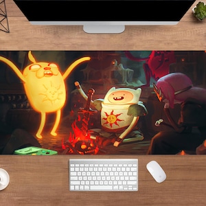 Puede incluir: Alfombrilla de ratón rectangular con una colorida ilustración de personajes de la serie animada Adventure Time. El diseño incluye a Finn, Jake y otros personajes alrededor de una fogata, con un fondo vibrante y detallado.