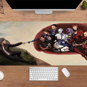 Puede incluir: Una alfombrilla de escritorio rectangular grande con una parodia de La Creación de Adán de Miguel Ángel, con personajes de un videojuego. La alfombrilla tiene un fondo marrón y verde con un teclado, un ratón y una taza de café.