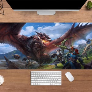 Può includere: Tappetino per scrivania rettangolare con una scena di battaglia fantasy. Un grande drago rosso sputa fuoco su un gruppo di guerrieri corazzati. Lo sfondo mostra montagne e un cielo blu. Sono visibili una tastiera e un mouse.