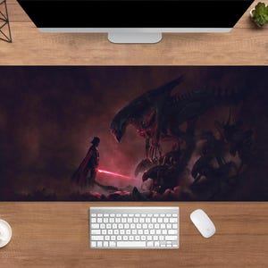 Puede incluir: Una alfombrilla de ratón rectangular grande con una ilustración oscura y dramática. Una figura con una capa negra con un sable de luz rojo se enfrenta a una gran criatura monstruosa. El fondo es rojo oscuro y negro, creando una sensación de conflicto.
