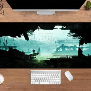 Può includere: Tappetino per scrivania rettangolare con un paesaggio del videogioco "Death Stranding". Il design mostra una scena post-apocalittica con una figura su una scogliera. Il tappetino è nero con toni turchese e grigio.