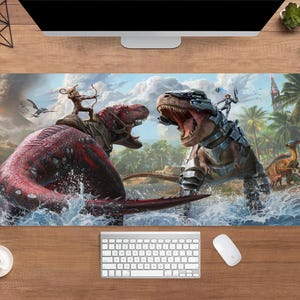 以下が含まれることがあります： 水中で向かい合う2匹の恐竜のファンタジーシーンが描かれた長方形のコンピューターマウスパッド。1つは赤、もう1つは茶色で、どちらもライダーがいます。背景には火山、ヤシの木、曇り空が含まれています。