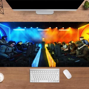 Pode incluir: Um grande tapete de rato retangular para jogos com uma cena vibrante e cheia de ação de uma competição de videojogos. O design mostra duas equipas a defrontarem-se, com um esquema de cores azul e laranja, monitores de computador e jogadores.