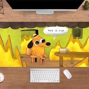Puede incluir: Alfombrilla de escritorio rectangular con el meme "This is Fine". La imagen muestra un perro de dibujos animados sentado en una habitación en llamas, con el texto "THIS IS FINE" en un bocadillo. También se ven un teclado, un ratón y una taza de café.