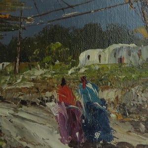Puede incluir: Pintura al &oacute;leo impresionista que representa una escena rural. Dos figuras con t&uacute;nicas coloridas caminan por un camino. Edificios con paredes blancas y detalles rojos se encuentran en el fondo. El cielo es azul oscuro y la paleta general es terrosa.