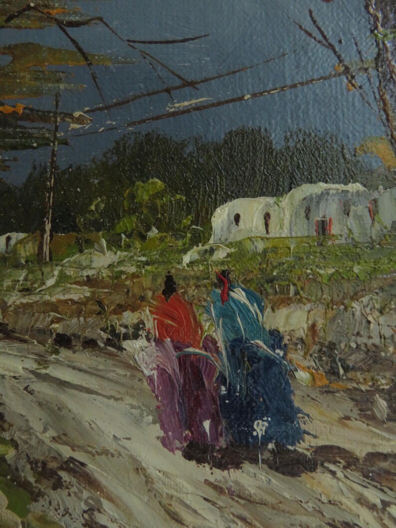 Puede incluir: Pintura al &oacute;leo impresionista que representa una escena rural. Dos figuras con t&uacute;nicas coloridas caminan por un camino. Edificios con paredes blancas y detalles rojos se encuentran en el fondo. El cielo es azul oscuro y la paleta general es terrosa.