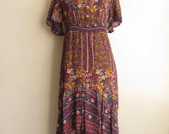 Vestido de verano floral talla S con bajo asimétrico y mangas con volantes.
