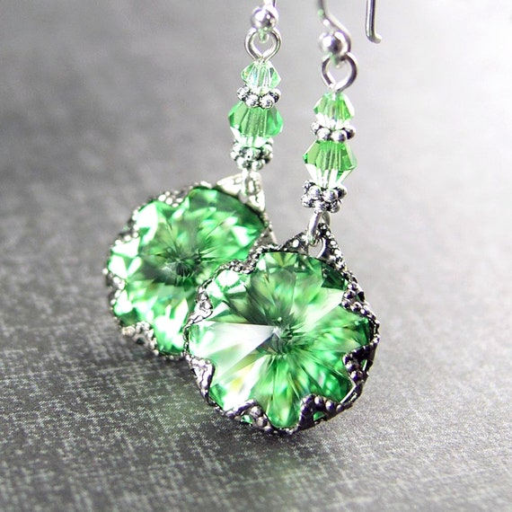 ピアス Green Crystal & Glass Beads Dangling Earrings A Pair of Pretty Silver Plated Green Glass Crystal Bead