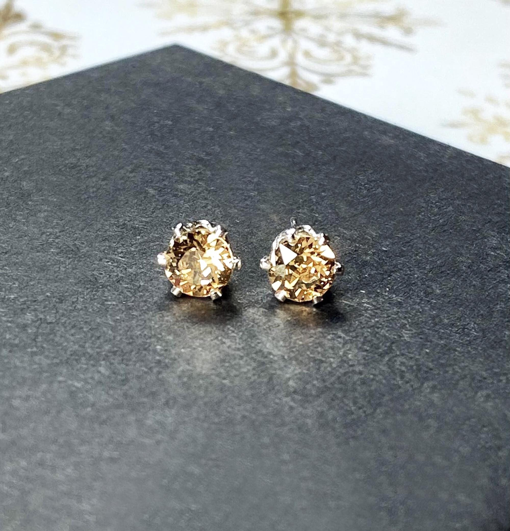 ゴールデンシャンパンスタッドピアス • スターリングシルバー