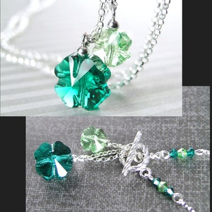 Puede incluir: Un collar de cadena de plata con dos dijes de tr&eacute;bol de cuatro hojas verdes. Los dijes est&aacute;n hechos de cristal y tienen un acabado brillante.