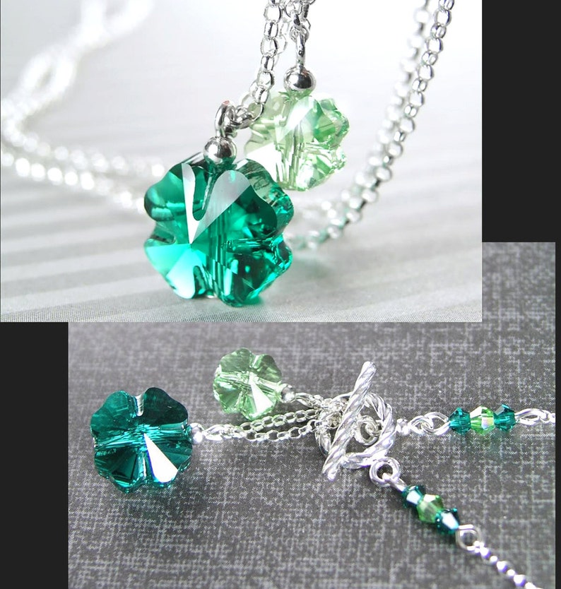 Puede incluir: Un collar de cadena de plata con dos dijes de tr&eacute;bol de cuatro hojas verdes. Los dijes est&aacute;n hechos de cristal y tienen un acabado brillante.