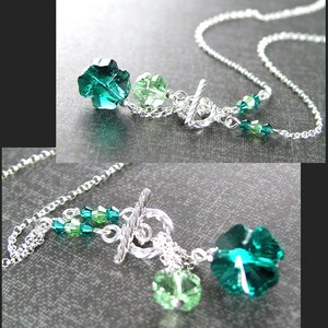 Puede incluir: Un collar de cadena de plata con un dije de tr&eacute;bol verde y un dije de cristal verde m&aacute;s peque&ntilde;o. El collar tiene un cierre de palanca.