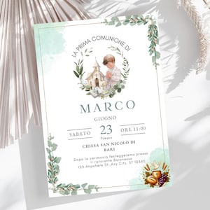Può includere: Uno sfondo acquerellato azzurro e verde con un bordo bianco. Il testo "La Prima Comunione Di" è in un cerchio dorato con una ghirlanda di foglie verdi. Il testo "Marco" è in un grande carattere grassetto. Il testo "Sabato 23 Giugno Ore 11:00" è in un carattere più piccolo. Il testo "Presso Chiesa San Nicolò Di Bari" è in un carattere più piccolo. Il testo "Dopo la cerimonia festeggeremo presso il ristorante Baronessa 123 Anywhere St., Any City, ST 12345" è in un carattere più piccolo.
