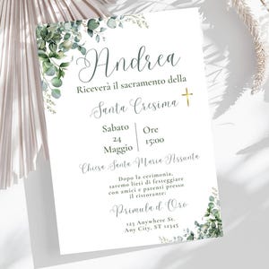 Può includere: Un biglietto d'invito bianco con una scrittura elegante e accenti botanici. Il biglietto presenta il nome "Andrea" e i dettagli di una cerimonia religiosa, tra cui una croce d'oro ed elementi floreali. L'indirizzo è "123 Anywhere St."