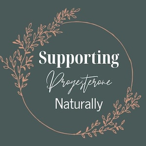 Könnte beinhalten: Dunkelgrüne Grafik mit den Worten "Supporting Progesterone Naturally" in Weiß und einer Schreibschrift. Ein hellbraunes Blumendesign umrahmt den Text und bildet einen kreisförmigen Rahmen.