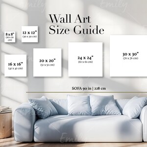Puede incluir: Una guía de tamaños de arte de pared con diferentes tamaños de impresiones que se muestran en una pared blanca. Los tamaños son 8x8 pulgadas, 12x12 pulgadas, 16x16 pulgadas, 20x20 pulgadas, 24x24 pulgadas y 30x30 pulgadas. La guía también incluye las dimensiones en centímetros. Un sofá azul claro se muestra debajo de la guía.