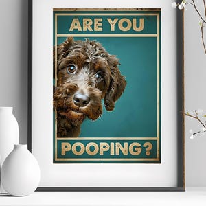 Divertente decorazione da parete per il bagno con un cane – "Stai facendo la cacca?" Labradoodle stampabile – Decorazione da bagno con cane in velcro – Download digitale per amanti degli animali umoristici