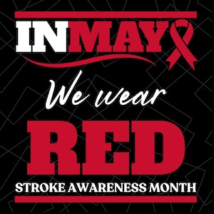 Könnte beinhalten: Ein rotes Band mit dem Text "IN MAY We wear RED" und "STROKE AWARENESS MONTH" auf schwarzem Hintergrund mit einem weißen geometrischen Muster.