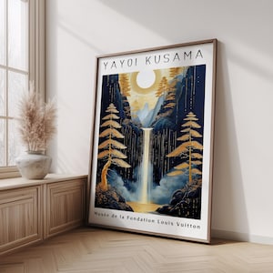 K&ouml;nnte beinhalten: Ein gerahmter Kunstdruck mit einer Wasserfallszene mit goldener Sonne und B&auml;umen. Das Kunstwerk ist mit "Yayoi Kusama" signiert und tr&auml;gt den Text "Mus&eacute;e de la Fondation Louis Vuitton". Der Druck steht auf einem Holzboden.