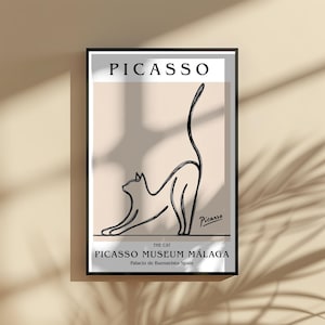 Puede incluir: L&aacute;mina art&iacute;stica enmarcada con un dibujo lineal minimalista de un gato estir&aacute;ndose. La impresi&oacute;n incluye el nombre "PICASSO" en la parte superior, con "THE CAT" y "PICASSO MUSEUM M&Aacute;LAGA" debajo. La obra de arte es en blanco y negro.