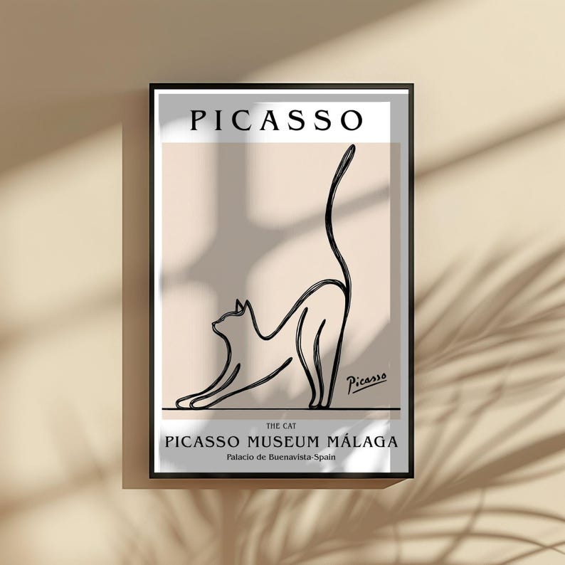 Puede incluir: L&aacute;mina art&iacute;stica enmarcada con un dibujo lineal minimalista de un gato estir&aacute;ndose. La impresi&oacute;n incluye el nombre "PICASSO" en la parte superior, con "THE CAT" y "PICASSO MUSEUM M&Aacute;LAGA" debajo. La obra de arte es en blanco y negro.