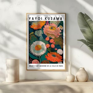 Pode incluir: Uma impress&atilde;o art&iacute;stica emoldurada com um design floral colorido, com flores laranja, rosa e brancas sobre um fundo azul escuro. A impress&atilde;o inclui o texto "YAYOI KUSAMA" e "MUS&Eacute;E D'ART MODERNE DE LA VILLE DE PARIS".