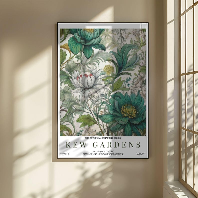 K&ouml;nnte beinhalten: Ein gerahmter Kunstdruck mit einem detaillierten floralen Design in Gr&uuml;n-, Wei&szlig;- und Gelbt&ouml;nen. Der Druck enth&auml;lt den Text &bdquo;KEW GARDENS&ldquo; und weiteren Text. Das Kunstwerk wird an einer Wand in der N&auml;he eines Fensters gezeigt.