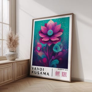 Könnte beinhalten: Ein gerahmter Kunstdruck mit einem lebendigen Blumendesign in Pink, Türkis und Lila. Das Kunstwerk von Yayoi Kusama enthält den Text "modern art" und japanische Schriftzeichen. Der Druck wird auf einem Holzboden präsentiert.