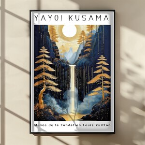 K&ouml;nnte beinhalten: Ein gerahmter Kunstdruck mit einer Landschaft mit Wasserfall, B&auml;umen und Sonne. Das Kunstwerk ist in Gold-, Blau- und Wei&szlig;t&ouml;nen gehalten, mit dem Text "YAYOI KUSAMA" oben und "Mus&eacute;e de la Fondation Louis Vuitton" unten.