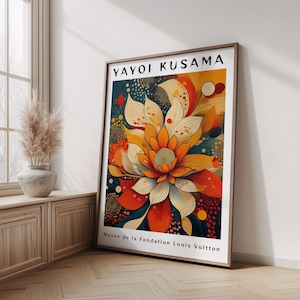 Puede incluir: Un cuadro enmarcado con un diseño floral vibrante en tonos naranja, amarillo y blanco, sobre un fondo verde azulado oscuro. El cuadro incluye el texto "YAYOI KUSAMA" en la parte superior y "Musée de la Fondation Louis Vuitton" en la inferior.