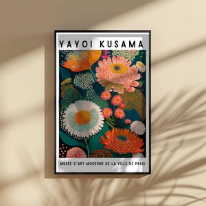 Pode incluir: Uma impress&atilde;o art&iacute;stica emoldurada com um design floral vibrante sobre um fundo verde-azulado escuro. A impress&atilde;o inclui o texto "YAYOI KUSAMA" no topo e "MUS&Eacute;E D'ART MODERNE DE LA VILLE DE PARIS" na parte inferior. A obra apresenta flores grandes e coloridas.