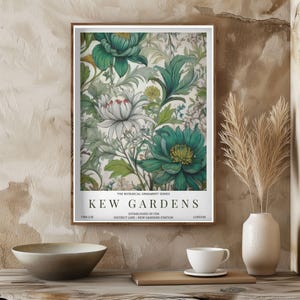 K&ouml;nnte beinhalten: Ein gerahmter Kunstdruck mit einem floralen Design in Gr&uuml;n- und Wei&szlig;t&ouml;nen, mit dem Text "KEW GARDENS" und "THE BOTANICAL ORNAMENT SERIES". Der Druck wird an einer Wand ausgestellt. Es ist eine botanische Ornament-Serie.