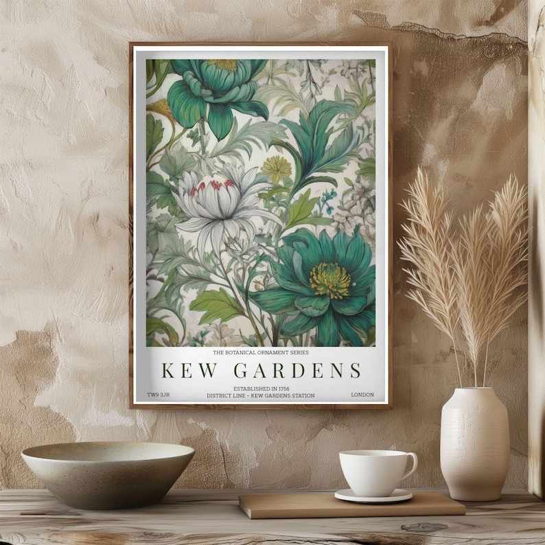 K&ouml;nnte beinhalten: Ein gerahmter Kunstdruck mit einem floralen Design in Gr&uuml;n- und Wei&szlig;t&ouml;nen, mit dem Text "KEW GARDENS" und "THE BOTANICAL ORNAMENT SERIES". Der Druck wird an einer Wand ausgestellt. Es ist eine botanische Ornament-Serie.