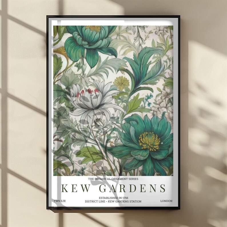 K&ouml;nnte beinhalten: Ein gerahmter Kunstdruck mit einer botanischen Illustration. Das Kunstwerk zeigt gro&szlig;e, t&uuml;rkis- und wei&szlig;farbene Blumen mit gr&uuml;nen Bl&auml;ttern auf cremefarbenem Hintergrund. Der Druck enth&auml;lt den Text "KEW GARDENS" und "ESTABLISHED IN 1756".