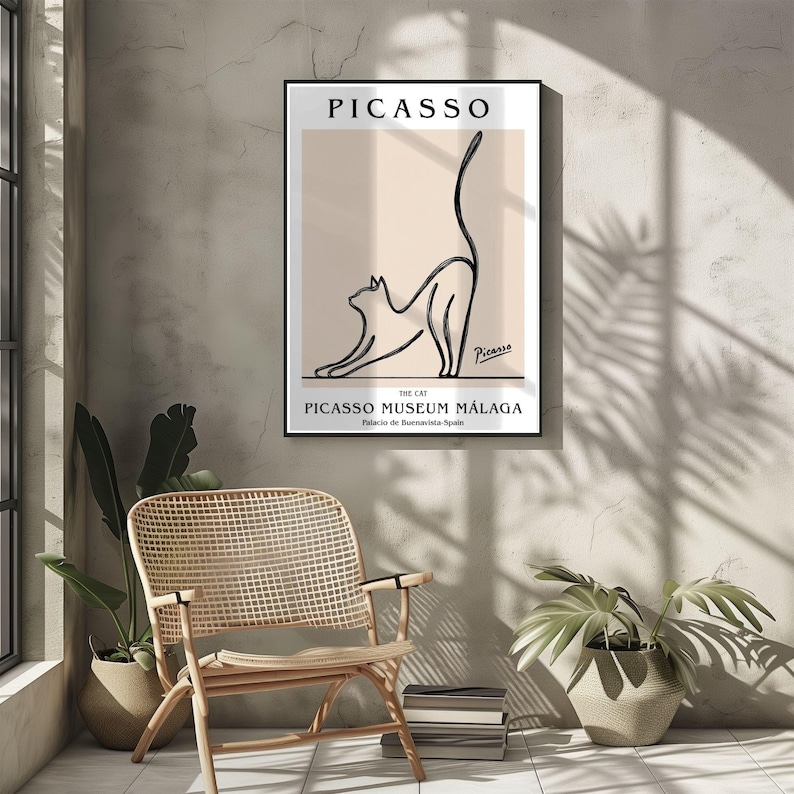 Puede incluir: Un cuadro enmarcado con un dibujo lineal minimalista de un gato estir&aacute;ndose. El cuadro tiene la palabra "PICASSO" en la parte superior y "PICASSO MUSEUM M&Aacute;LAGA" en la parte inferior. El fondo es de color beige neutro.