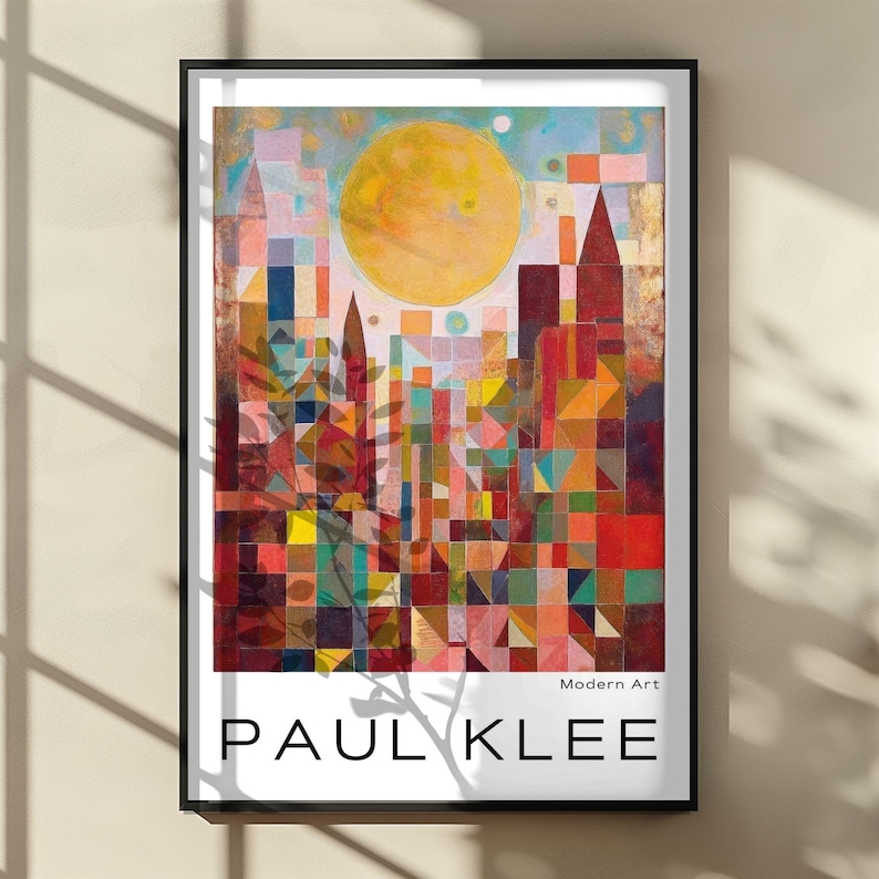 Peut inclure: Une affiche encadr&eacute;e repr&eacute;sentant un paysage urbain abstrait color&eacute; avec un grand soleil jaune. L'&oelig;uvre, de Paul Klee, est compos&eacute;e de formes g&eacute;om&eacute;triques de diff&eacute;rentes couleurs. Les mots "Modern Art" sont imprim&eacute;s en bas &agrave; droite.