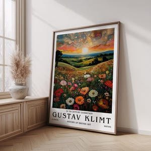Könnte beinhalten: Ein gerahmter Kunstdruck mit einer Landschaftsmalerei mit Sonnenuntergang und einem Feld bunter Blumen. Der Druck enthält den Text "20 TH CENTURY EXHIBITION GUSTAV KLIMT FLOWERS HISTORY OF BRITISH ART". Das Kunstwerk wird in einem Raum mit Holzboden und Fenster ausgestellt.