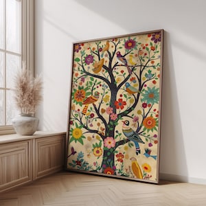 Könnte beinhalten: Ein rechteckiger gerahmter Wandkunstdruck, der einen dunklen Baum mit komplexen Ästen vor einem cremefarbenen Hintergrund zeigt. Der Baum ist mit verschiedenen bunten Vögeln, darunter gelbe, blaue und orangefarbene Arten, sowie lebendigen Blumenmotiven geschmückt.